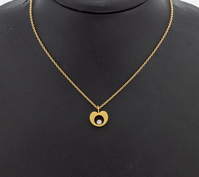 18 kt Gold Brillant-Anhänger, GG/WG 750/000, stil. Apfel, in WG gefasster Brillantca. 0.06 ct Weiß/si, an Kette, GG 750/000, L. ca. 44 cm, ...