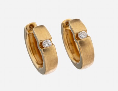 14 kt Gold Brillant-Ohrcreolen, GG 585/000,Oberfläche sat., schlichtes Design, 2 Brillanten zus. ca. 0.08 ct Weiß/p, ca. 5.0 g