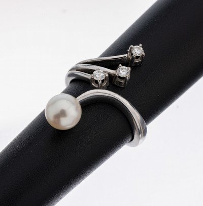 18 kt Gold Perl-Brillant-Ring, WG 750/000, Akoyazuchtperle, D. ca. 6.6 mm, 3 Brillanten zus. ca. 0.15 ct (grav.) Weiß/si, RW 52, ca. 5.9 g, ...