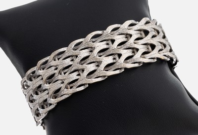 18 kt Gold Armband, 1970er Jahre, WG 750/000, hochwertige Verarbeitung, Oberfläche strukt., B. ca. 2 cm, L. ca. 18 cm, Kastenschloss mit 2 ...