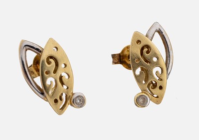 Paar 14 kt Gold Brillant-Ohrstecker, GG/WG 585/000, durchbrochen gearbeitet, 2 Brillantenzus. ca. 0.02 ct (grav.) Weiß/p, ca. 2.6 g