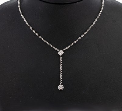 18 kt Gold Brillant-Collier, WG 750/000, Mittelteil quadratisch mit 4 Brillanten zus. ca. 0.12 ct Weiß/si, längliche bewegl. Abhängung, Brillant ...