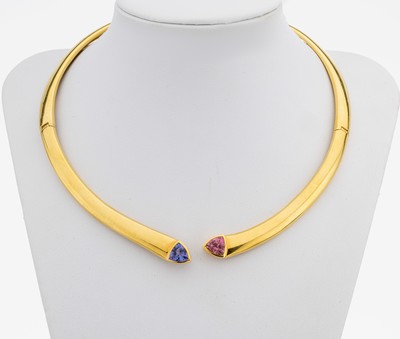 18 kt Gold Tansanit-Turmalin-Halsreif, GG 750/000, qualitätvolle Verarbeitung, offen gearbeitet, 2 Klappscharniere, facett. Tansanit-Triangel ca. ...