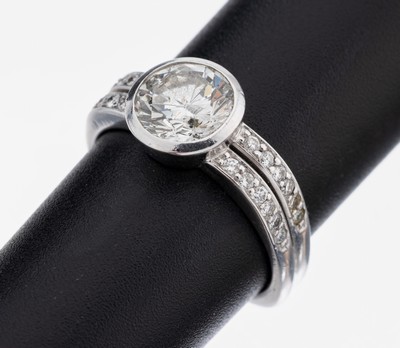 18 kt Gold Brillant-Ring, WG 750/000, mittig Brillant ca. 1.75 ct Weiß/p 2, Stein unterseitig besch., Ringschultern mit 24Brillanten zus. ca. 0.26 ...