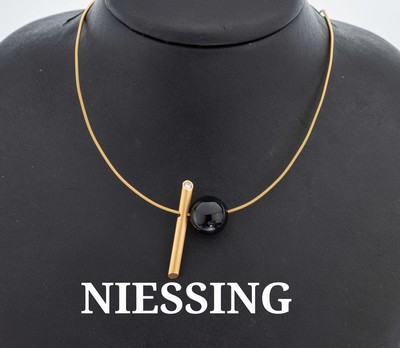 18 kt Gold NIESSING Brillant-Onyx-Collier, GG 750/000, schlichter Halsreif, L. ca. 45 cm,Steckschließe, länglicher sat. Stab mit Brillant ca. 0.08 ...