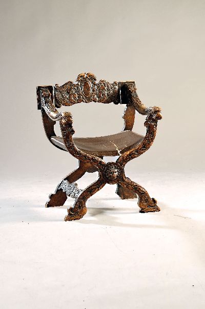 Sog. Lutherstuhl, deutsch, um 1880-90, Buche reich geschnitzt mit Löwenköpfen und Ornamenten, Lederbezug besch., ca. 86x66x58cm, Sitzh. ca. 40cm, ...
