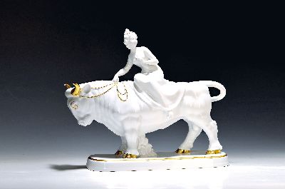 Grosse Porzellangruppe, Europa auf dem Stier, Neu-Tettau, 20.Jh., Goldstaffage l.ber., an einem Horn best., ca. 31.5x38 cm, Art-Deco Entwurf, ...