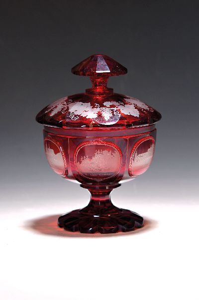 Andenkenglas an Baden-Baden, Böhmen, um 1880-90, Deckelschale, rubiniertes Glas, Monogr. F.M., 5 Kartuschen mit fein gravierten Ansichten von ...