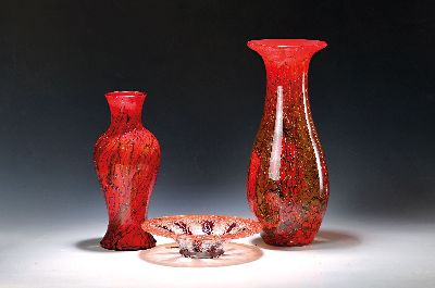 2 Vasen und eine Schale, deutsch, WMF Ikora, sog. Schaumglas mit roten Einschmelzungen, H. Vasen ca. 42.5 bzw. 32cm, Schale D. ca. 25cm