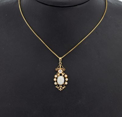 14 kt Gold Opal-Diamant-Perl-Anhänger, GG 585/000, ovaler Opal-Cabochon ca. 1.0 ct, Altschliffdiamant ca. 0.15 ct Weiß/si, 6 kl. weiße ...