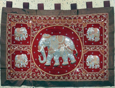 Burma Stickerei, Ende 20.Jhd, Metallstickerei mit Steinbesatz, ca. 140 x 95 cm, EHZ:(nahezu neuwertig)