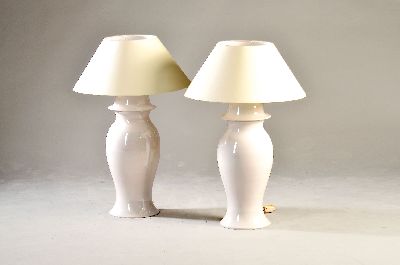 Paar große Tischlampen, Italien, 1970er Jahre, Korpus in Deckelvasenform, Keramik, weiß lüstrierend glasiert, H. Korpus ca. 70cm, Gesamth. ca. ...