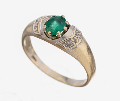 18 kt Gold Smaragd-Diamant-Ring, GG/WG 750/000, ovalfacett. Smaragd ca. 0.60 ct, Tragespuren und Kerben, 8 8/8-Diamanten zus. ca. 0.06 ct Weiß/vs, ...
