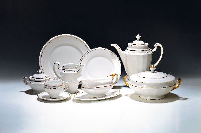 Kaffee- und Tafelservice, Hutschenreuther Bavaria, Perlrand, Kaffeekanne, Zuckerdose, Milchkanne, 11 Tassen mit Untertassen, 12 Dessertteller, ...