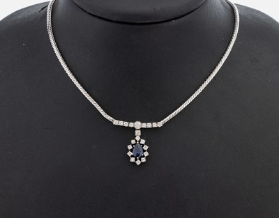 14 kt Gold Saphir-Diamant-Collier, WG 585/000, Mittelteil mit bewegl. Abhängung, ovalfacett. Saphir ca. 1.0 ct, 2 Altschliffdiamanten und 18 ...
