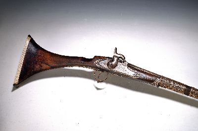 Großes Gewehr, wohl Marokko, 2. Hälfte, 19. Jh., Holzschaft nussbaumfarben, Beineinsatz, verzierte und versilberte Beschläge; hergestellt aus ...