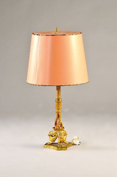 Große Tischleuchte, Historismus, um 1900/10, Bronze feuervergoldet, aufwendig verzierter Fuß mit Schuppendekor, teilweise gedreht und drei ...