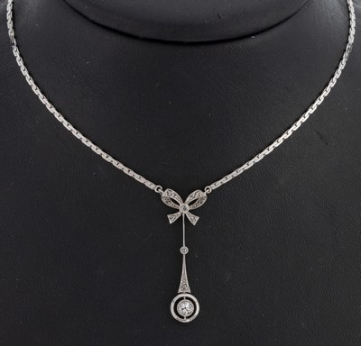 14 kt Gold Diamant-Collier, WG 585/000, Mittelteil Platin um 1910, Schleife und längliche bewegl. Abhängung, 3 Altschliffdiamanten und 9 ...