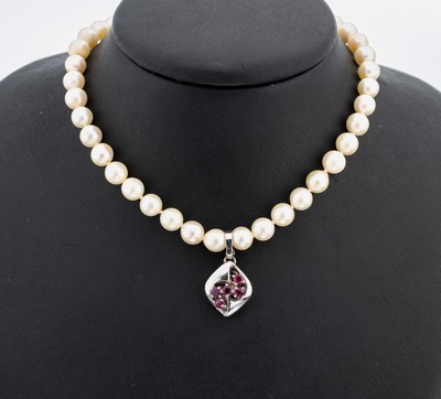 Perl-Collier mit 14 kt Gold Rubin- Clipanhänger, WG 585/000, endlos Akoyazuchtperlen, D. ca. 7-7.4 mm, L. ca. 88 cm, Clipanhänger, ehemals ...