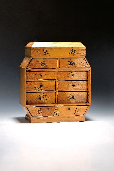 Japanisches Kabinettschränkchen, Meiji-Periode, 2. Hälfte 19. Jh., Holz mit geom. Intarsien, 9 Schubladen und ein Klappfach in der Bekrönung, ...