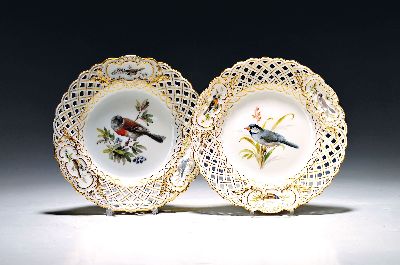Paar Zierteller/Dessertteller, Meissen, um 1880/90, Porzellan, Wandung in Durchbrucharbeit, Goldstaffage, feine Vogelbemalung, in drei Kartuschen ...