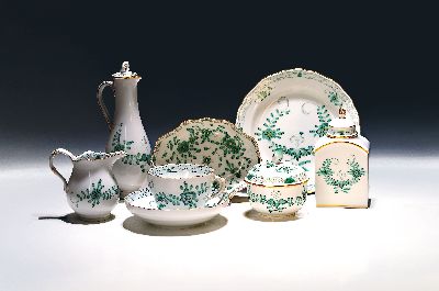 Kaffeeservice, Meissen, 2. Hälfte 20. Jh., indische Malerei in Grün, goldgetupft, Goldränder, Zuckerdose, Milchkännchen, sechs Tasse mit ...