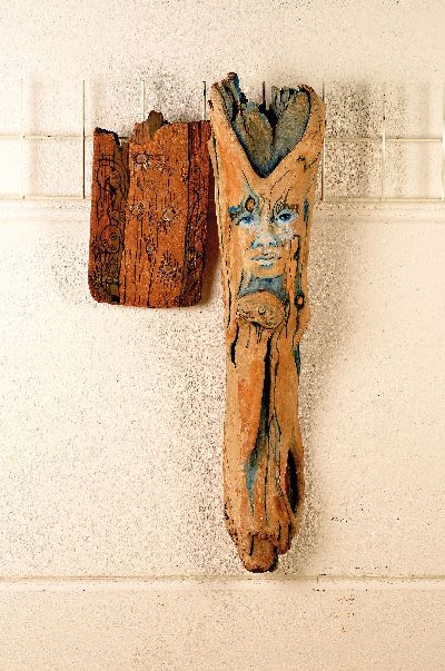 SEP, ungedeuteter Künstler des 20./21.Jh., zwei Treibholz-Stelen, handbemalt, monogrammiert, H. 80/34 cm