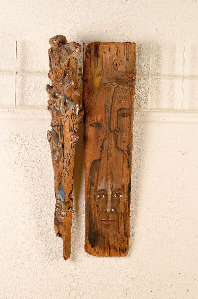 SEP, ungedeuteter Künstler des 20./21.Jh., zwei Treibholz-Stelen, handbemalt, 1x bez. "Erinnerung", monogrammiert, L. 64/68 cm