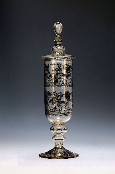 Großer Fürstenpokal mit Deckel, 20. Jh., farbloses Glas, mit umlaufender Schwarzlotbemlalung, sieben Kurfürsten und der Kaiser, nach altem ...