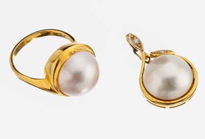 14 kt Gold Perl-Diamant-Konvolut, GG 585/000, best. aus: 1 Ring, RW 56, Mabeperle, D. ca. 13 mm, 6 8/8-Diamanten zus. ca. 0.03 ctWeiß/si, und 1 ...