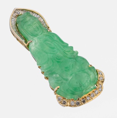 18 kt Gold Jade-Diamant-Anhänger, GG 750/000, geschnitzter Buddha aus Jade, versch.Grünnuancen, 13 Brillanten und 32 Diamantbaguettes zus. ca. ...