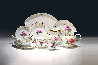 Service, Meissen, rote Rose, meist 1880-1924, Teekanne, gr. Kanne, Milchkännchen, vier Tassen mit Untertassen (Schwanenhenkel), drei Dessertteller, ...