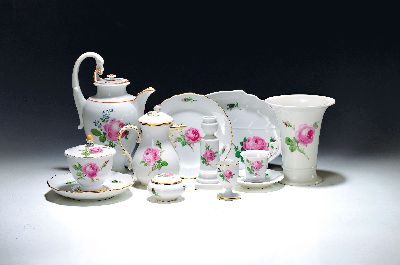 30 Geschirrteile, Meissen, rote Rose, 20. Jh., z.T.2. Wahl, Kaffeekanne rote Rose und Vergißmeinicht, ockerfarbener Rand; vier Mokkatassen mit ...
