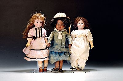 Drei Porzellankopfpuppen, Anfang 20. Jh., 1. Franz Schmidt, blaue Paperweightschlafaugen, offener Mund, 4 Zähnchen oben, Gliederkörper rest., H. ...