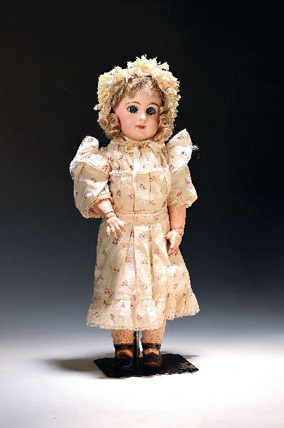 Jumeau Porzellankopfpuppe mit geschlossenem Mund, Paris, um 1900, Biskuitkurbelkopf, Echthaarperücke, Korkdeckel, blaue feststehende ...