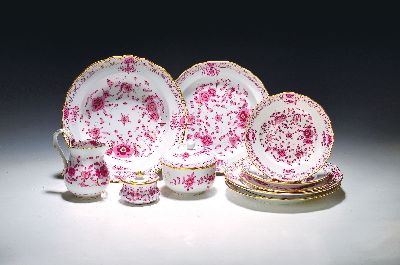 20 Geschirrteile, Meissen, indische Malerei, Purpur, 20. Jh., meist goldgepunktet, u.a. 4 Teller mit Durchbrucharbeit, D. 15-24 cm, 6 Dessertteller ...