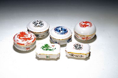 6 Deckeldosen, Meissen, 20. Jh., reicher Drache und Ming-Drache, versch. Formen und Größen, B. ca. 9 cm, H. ca. 3.5-6 cm, 2. Wahl