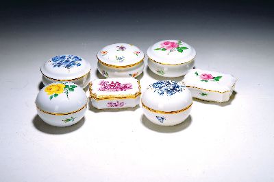 7 Deckeldose, Meissen, 20. Jh., versch. Formen und Dekore, u.a. Tabatiere mit feiner purpurfarbener Figurenmalerei und aufwendiger Goldstaffage, ca. ...