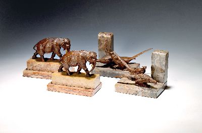 2 Paar Buchstützen, Art Deco, 30er Jahre, Steinsockel mit Tierpaaren, Elefantenpaar und jeweils ein Paar Fasane, patiniert, ca. 13 x 15.5 x 8.5 cm ...