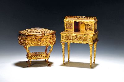 Zwei Schatullen/Miniaturmöbel, wohl Frankreich, um 1900, Metall vergoldet: Deckelschatulle in Form einer Etagere, im Deckel eingelassenes Porträt ...