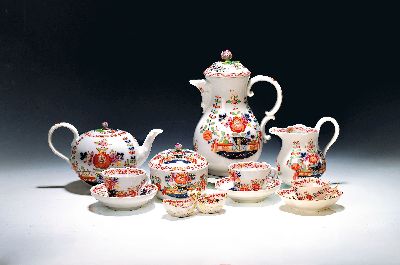 12tlg. Service, Meissen, meist Knaufzeit um 1860-1924, Tischchendekor bunt und goldschattiert, Teekanne, Kaffeekanne, gr. Milchkanne, gr. Zuckerdose, ...