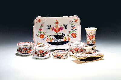 6tlg. Tintenzeug/Schreibtischgarnitur und Zubehör, Meissen, um 1860/70, Knaufschwerter Tischchendekor bunt, goldschattiert, Tablett mit Salzstreuer ...