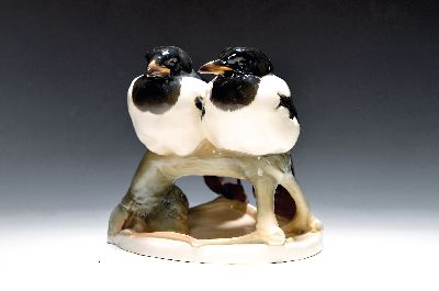 Große Porzellanfigur, Nymphenburg, Junges Elsternpaar, Entwurf Willy Zügel (1876-1950) bunt naturalistisch bemalt, Modellnr. 390, ca. 20x23x21cm