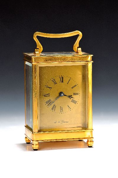 Reiseuhr, England, 2.te.Hälfte 20.Jh. Marke: de la Grense, Oxfort, Messinggehäuse vergoldet, allseitig facettiert verglast (Türknopf hi. fehlt), ...