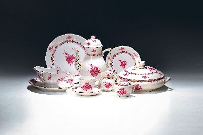Kaffee- und Tafelservice, Herend, 20. Jh., Apponyi purpur, Goldränder, für 8 Personen, Kaffeekanne, Zuckerdose, Sahnegießer, 8 Tassen mit ...