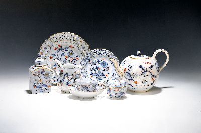 14 Serviceteile, Meissen, meist 1880-1924, Zwiebelmuster rot und golden gehöht, 6 Vierpasstassen mit Untertassen, gr. Teekanne, gr. Milchkännchen ...