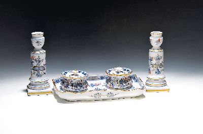 Tintenzeug/Schreibtischgarnitur und Leuchterpaar, Meissen, 19. und 20. Jh., Zwiebelmuster rot und golden gehöht, Tintenzeug um 1890, ca. 15 x 22 cm, ...