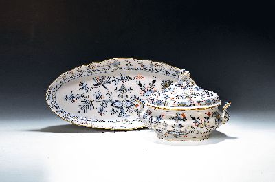 Deckelterrine und Fischplatte, Meissen, um 1880/90, Zwiebelmuster rot und golden gehöht, Goldränder, Terrine ca. 32 x 23.5 cm, Platte ca. 54.5 cm, ...