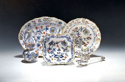 10 Geschirrteile Speiseservice, Meissen, meist Knaufzeit, Zwiebelmuster rot und golden gehöht, Goldränder, Doppelkürbisvase H. 19 cm, ...