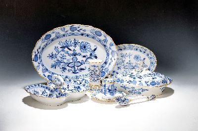 Elf Geschirrteile, Meissen, meist 1880/90, Knaufschwerter, Zwiebelmuster Goldränder, Doppelmuschelschale, Deckelschüssel, ovale Platte, ...
